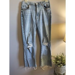 FOREVER 21 Stretchy high waisted jeans with knee cut
